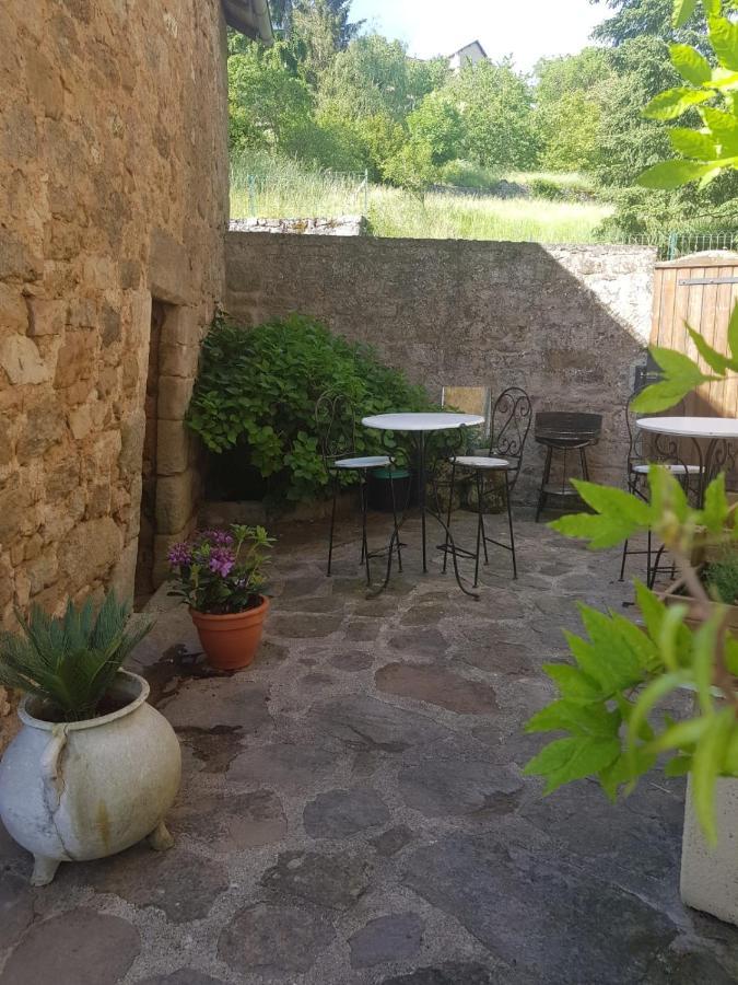 Maison D'Hotes "La Pierre Pointue" Saint-Leons Exterior photo